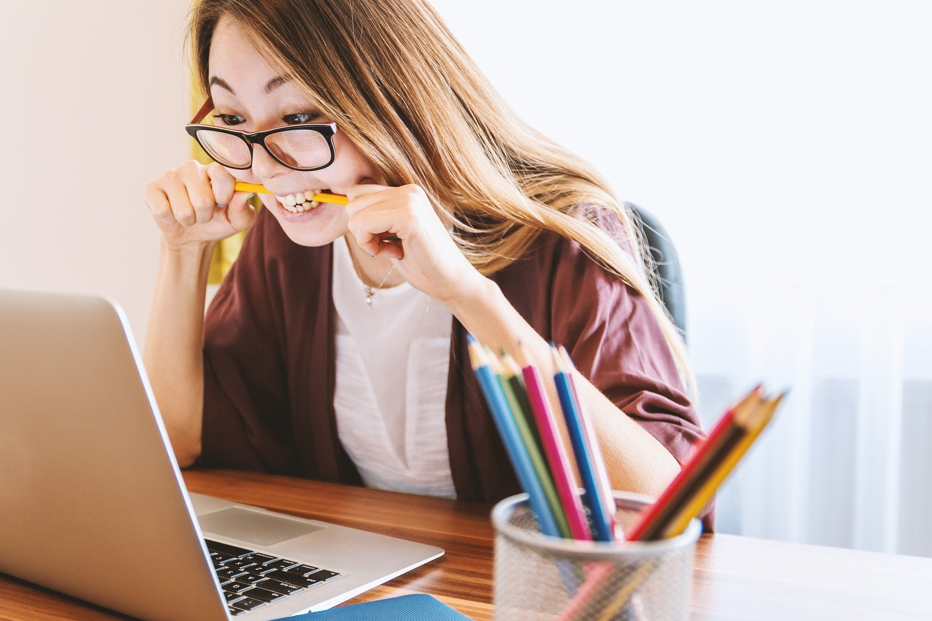 4 Tips Atasi Leher Kaku Akibat Bekerja di Depan Komputer Setiap Hari - Slot Informasi Online